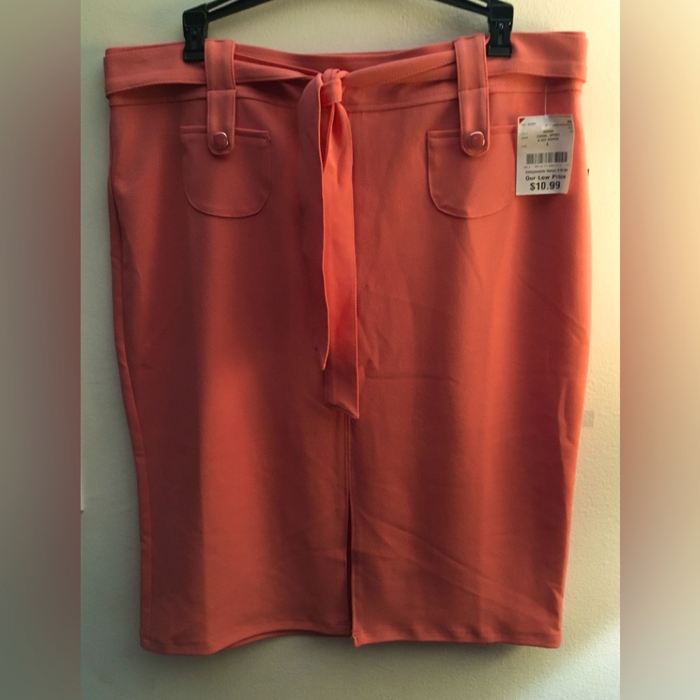 NWT Women’s Coral Spice Skirt. Size Large.